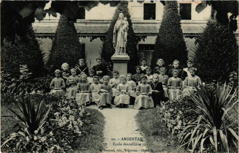 Carte postale ancienne Argentan Ecole dentelliere à Argentan