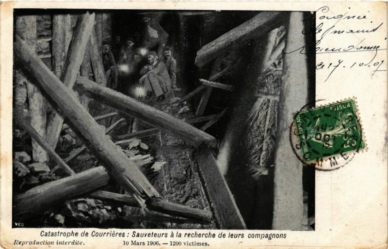 Carte postale ancienne Sauveteurs a la recherche de leurs compagnons