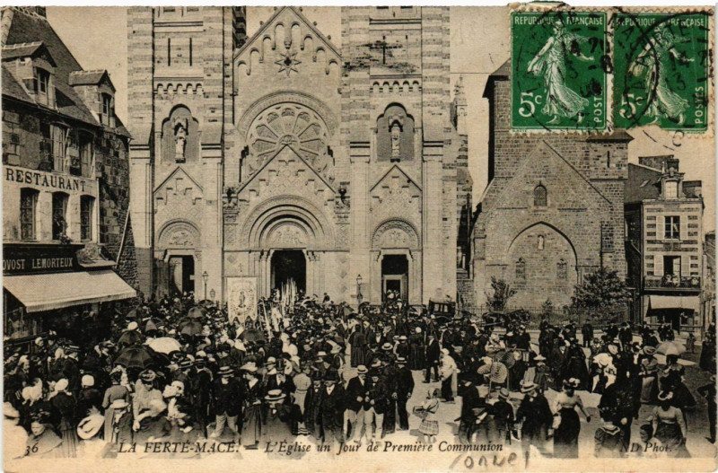 Carte postale ancienne La Ferte-Mace - L'Eglise un Jour de Premiere Communion à La Ferté Macé