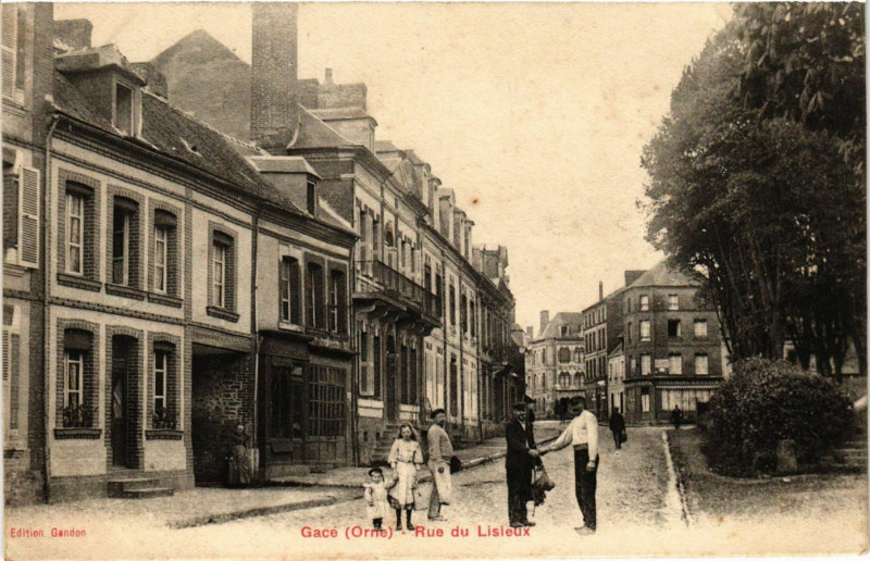 Carte postale ancienne Gace - Rue du Lisieux à Gacé