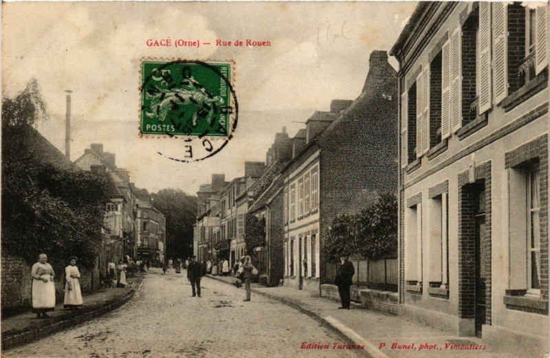 Carte postale ancienne Gace - Rue de Rouen à Gacé