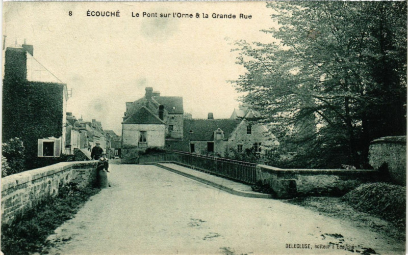 Carte postale ancienne Ecouche - Le Pont sur l'Orne & la Grande Rue