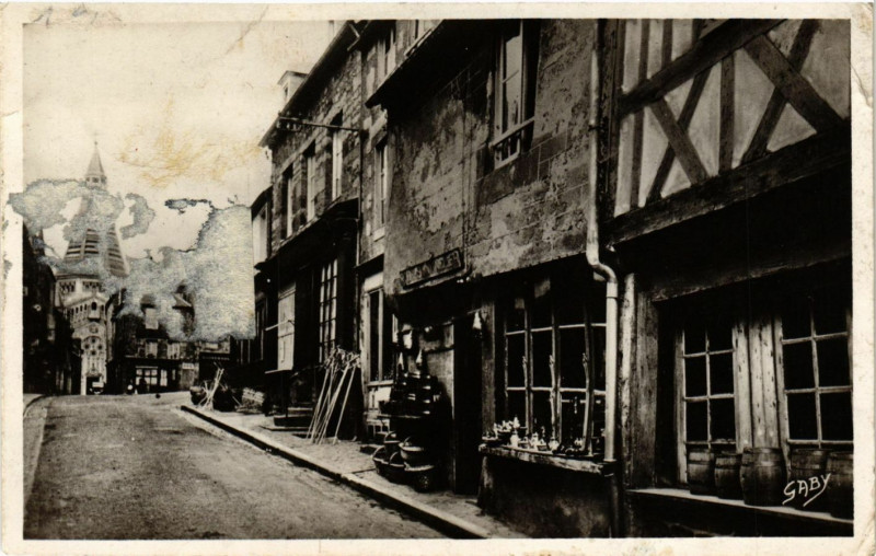 Carte postale ancienne Domfront - Rue Saint-Julien à Sai