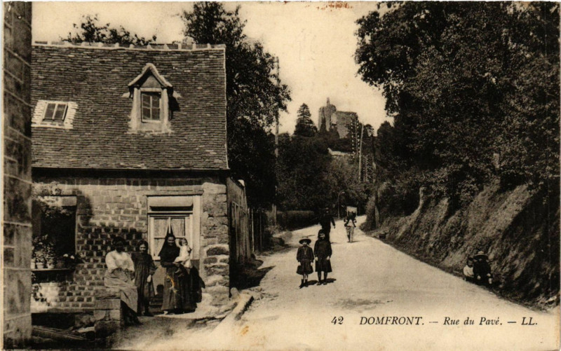 Carte postale ancienne Domfront - Rue du Pave