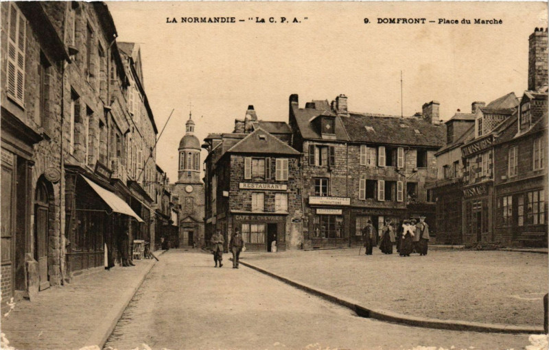 Carte postale ancienne Domfront - Place du Marche