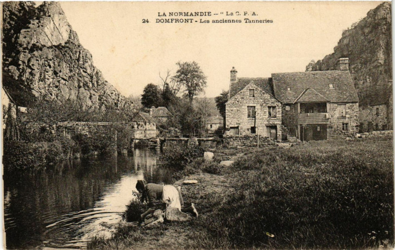 Carte postale ancienne Domfront - Les anciennes Tanneries à Ri