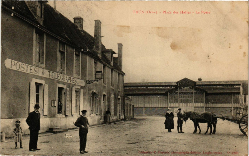 Carte postale ancienne Trun - Place des Halles - La Poste à Trun