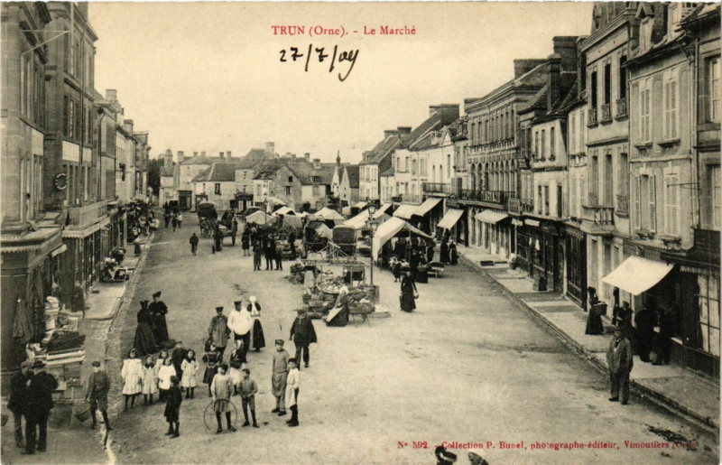 Carte postale ancienne Trun - Le Marche à Trun