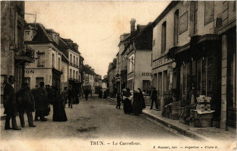 Carte postale ancienne Trun - Le Carrefour à Trun