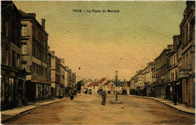 Carte postale ancienne Trun - La Place du Marche à Trun