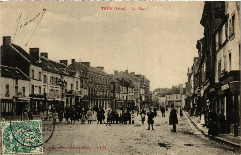 Carte postale ancienne Trun - La Place à Trun