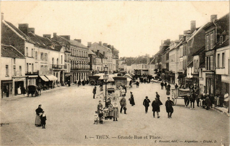 Carte postale ancienne Trun - Grande Rue et Place à Trun