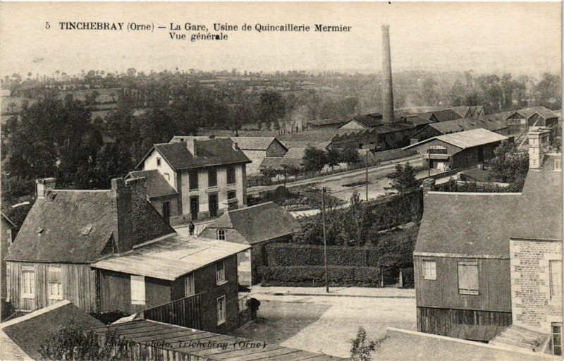 Carte postale ancienne Tinchebray - La Gare, Usine de Quincaillerie Mermier Vue generale à Ri