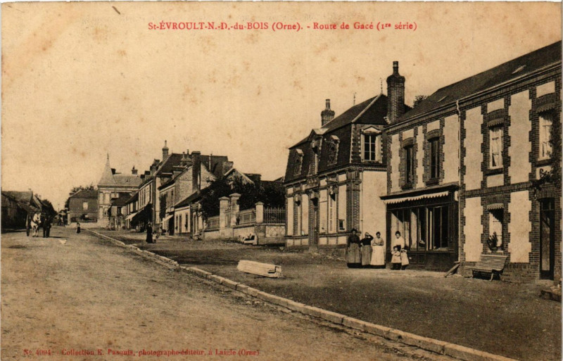 Carte postale ancienne Saint-Evroult-N.-D.-du-Bois - Route de Gace à Gacé