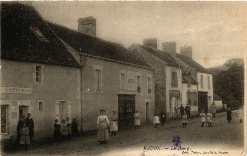 Carte postale ancienne Radon - Le Bourg