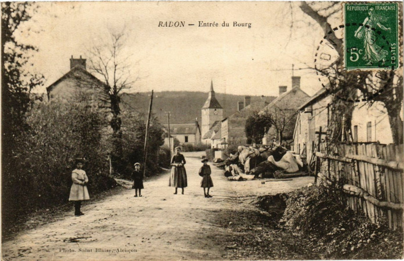 Carte postale ancienne Radon - Entree du Bourg