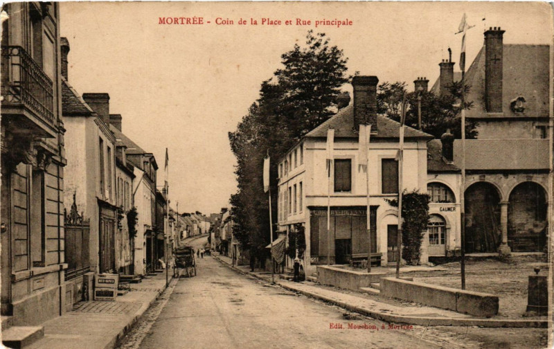 Carte postale ancienne Mortree - Coin de la Place et Rue principale à Mortrée