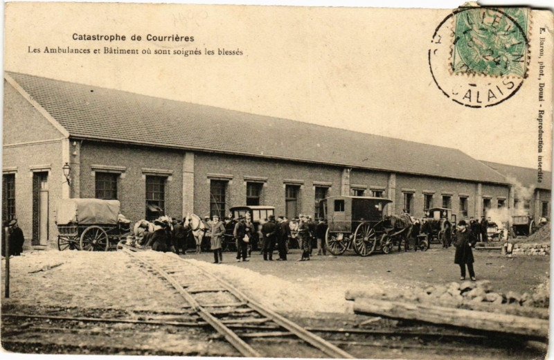 Carte postale ancienne Les Ambulances et Batiment ou sont soignes les blesses