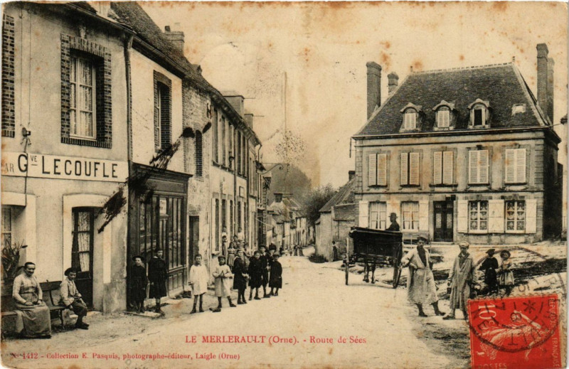 Carte postale ancienne Le Merlerault - Route de Sees au Merlerault