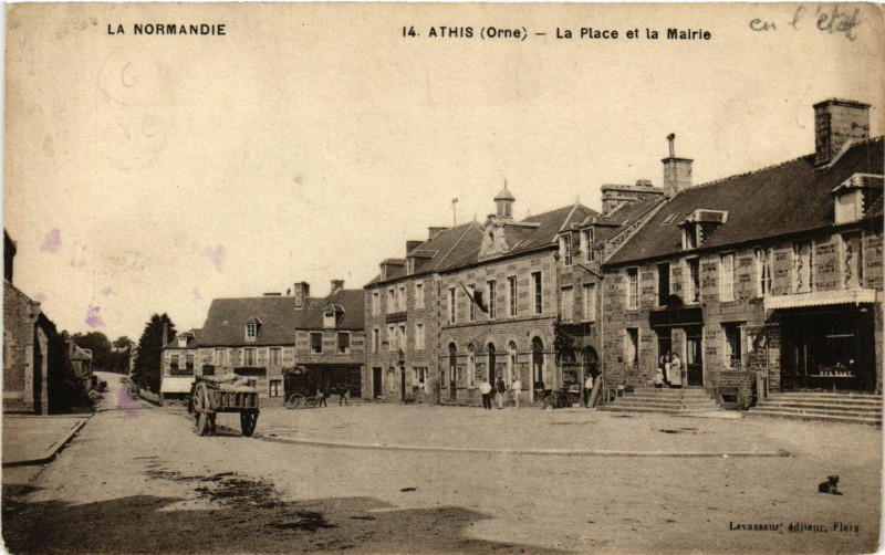 Carte postale ancienne Athis - La Place et la Mairie à Ri