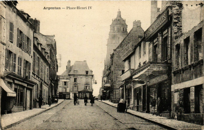 Carte postale ancienne Argentan - Place Henri Iv à Argentan