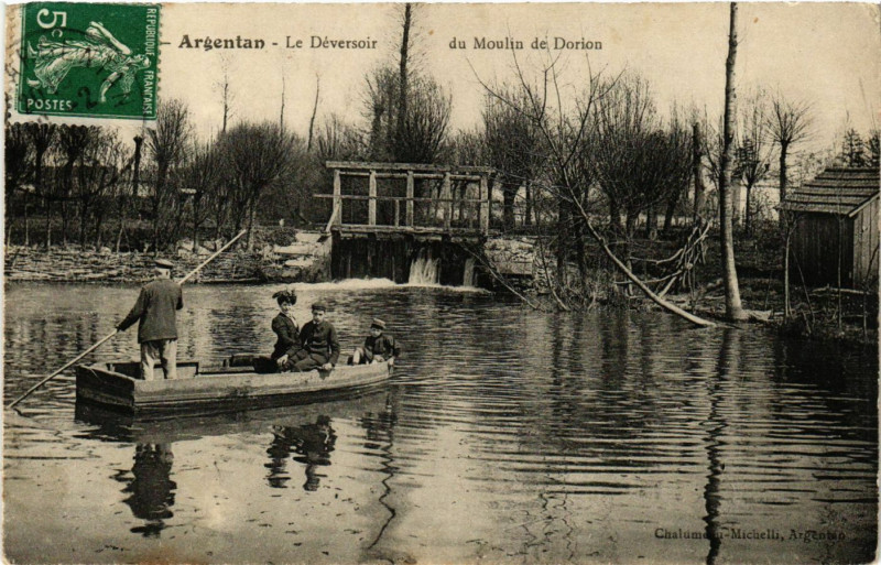 Carte postale ancienne Argentan - Le Deversoir du Moulin de Dorion à Argentan
