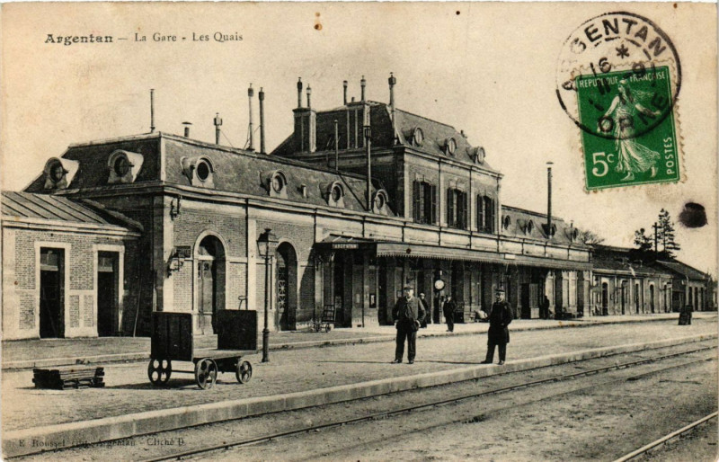 Carte postale ancienne Argentan - La Gare - Les Quais à Argentan