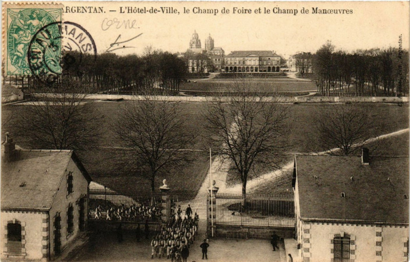 Carte postale ancienne Argentan - L'Hotel-de-Ville, le Champ de Foire et le Champ de Manoe à Argentan