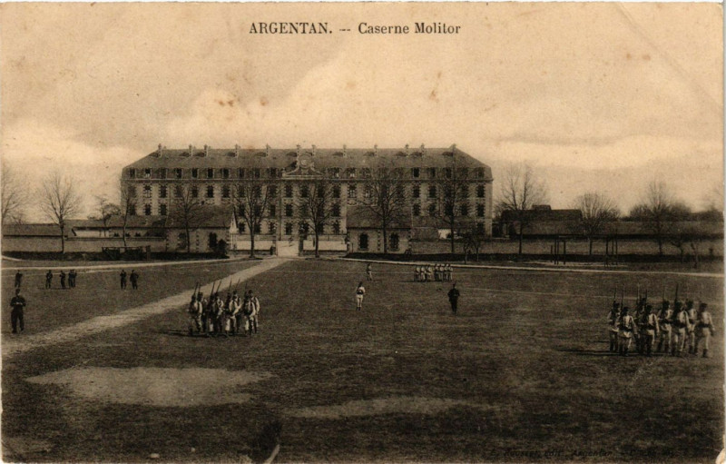 Carte postale ancienne Argentan - Caserne Molitor à Argentan