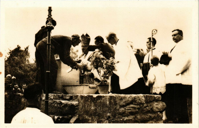 Carte postale ancienne Ry (Orne)-Pose de la premiére pierre du Monument par S. E. Mgr