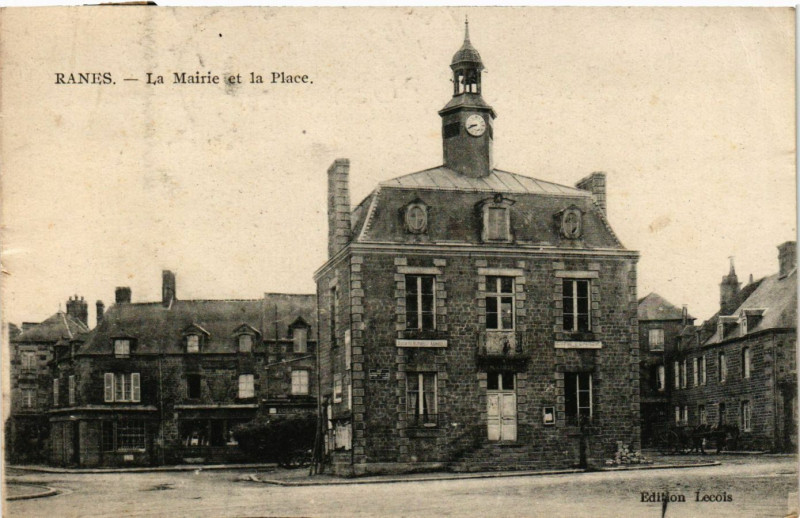 Carte postale ancienne Ranes.- La Mairie et la Place à Ri