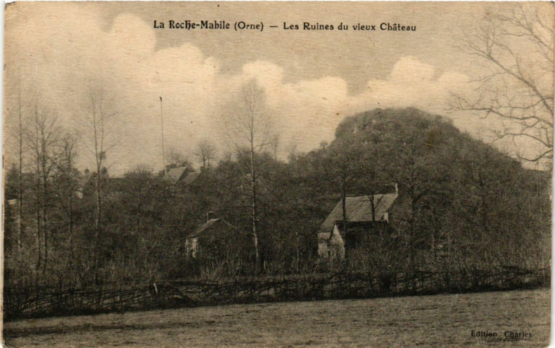 Carte postale ancienne La Roche- Mabile (Orne)- Les Ruines du vieux Chateu à La Roche-Mabile