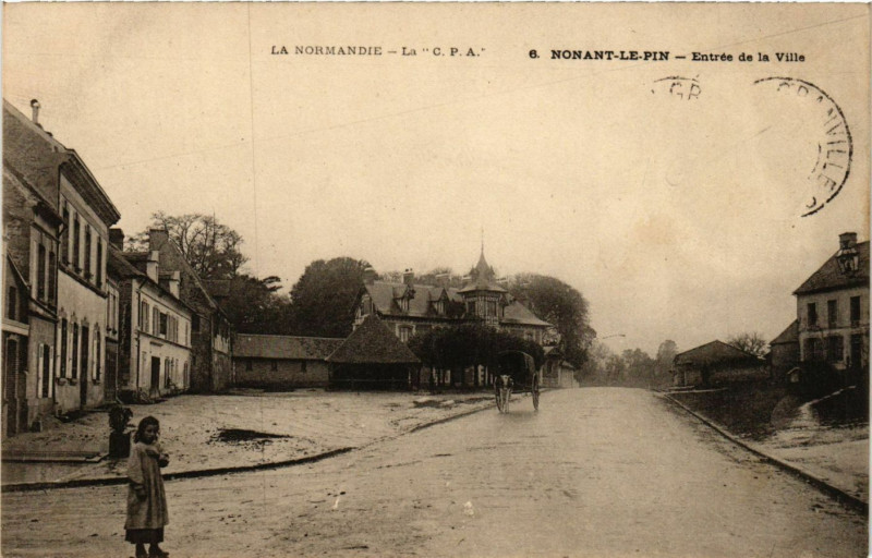 Carte postale ancienne Nonant-le-Pin - Entrée de la Ville à Nonant-le-Pin