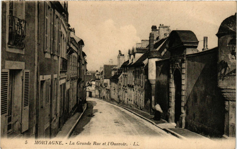 Carte postale ancienne Mortagne- Le Grande Rue et l'Ouvroir