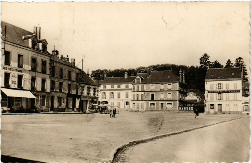 Carte postale ancienne Mortagne(Orne) - Place de la République