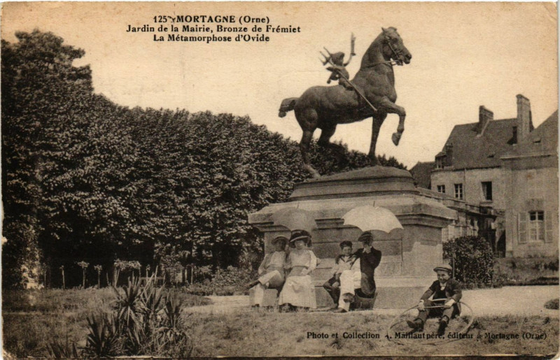 Carte postale ancienne Mortagne(Orne) - Jardin de la Mairie, Bronze de Frémiet -La .... à Ri