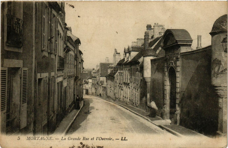 Carte postale ancienne Mortagne - La Grande Rue et l'Ouvroir