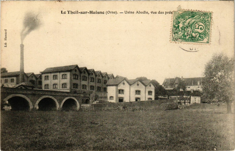 Carte postale ancienne Le Theil-sur-Huisne (Orne) - Usine Abadie, vue des prés ...