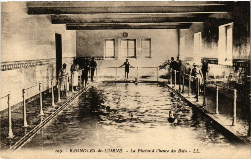 Carte postale ancienne Bagnoles-de-L'Orne - La Piscine á l'heure du Bain