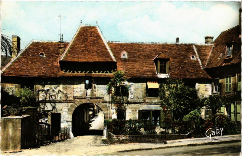 Carte postale ancienne Vimoutiers (Orne)-Le Porche Cour du Vieux Couvent des Bénédictins à Vimoutiers