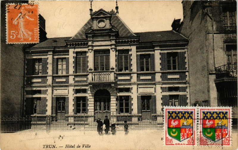 Carte postale ancienne Trun- Hotel de Ville à Trun