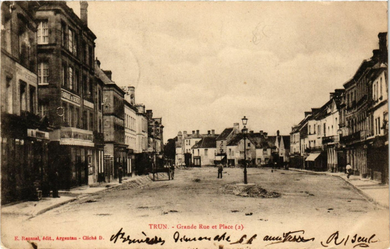 Carte postale ancienne Trun- Grande Rue et Place à Trun