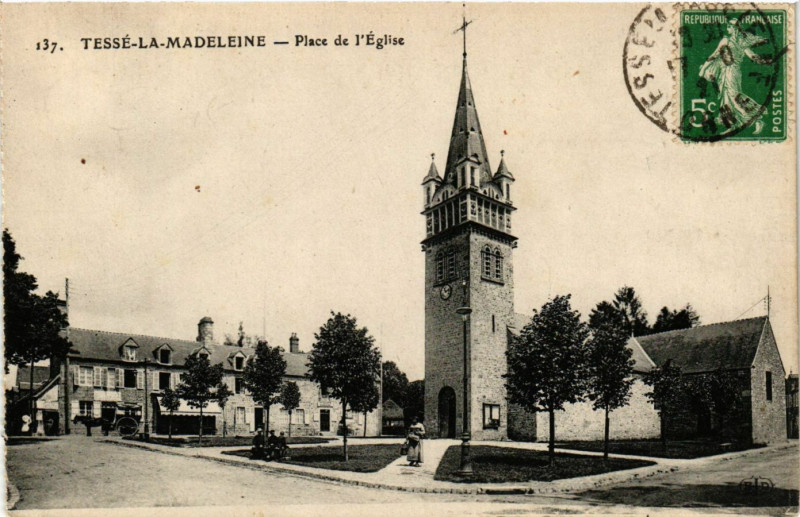 Carte postale ancienne Tessé-la-Madeleine - Place de l'Eglise