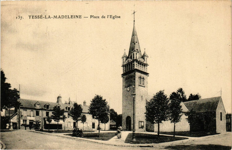 Carte postale ancienne Tessé-la-Madeleine - Place de l'Eglise