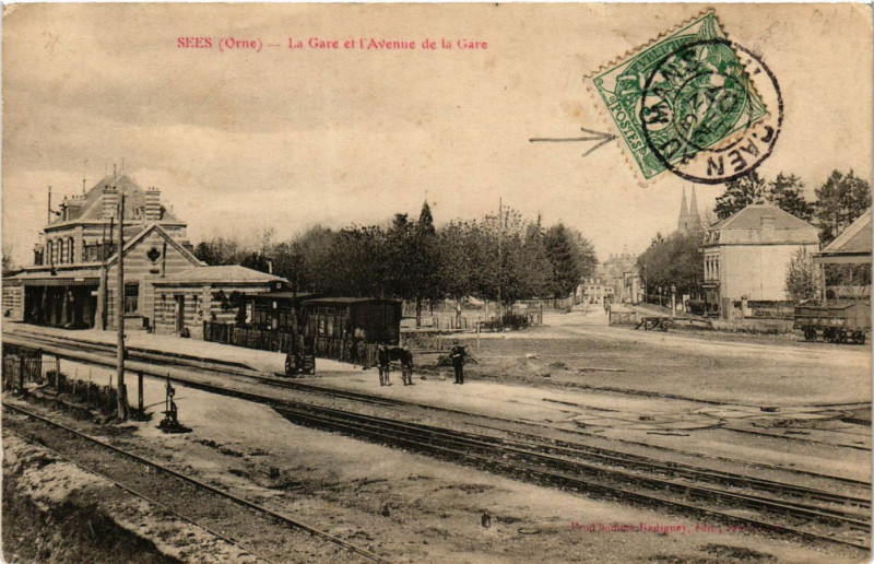 Carte postale ancienne Sées(Orne) - La Gare et l'Avenue de la Gare à Sées