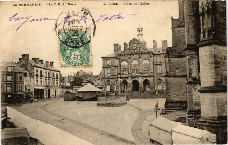 Carte postale ancienne Sées - Place de l'Eglise à Sées