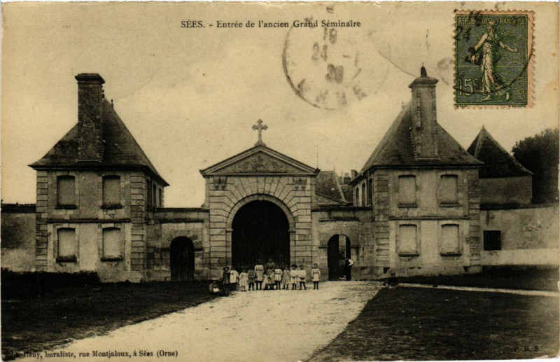 Carte postale ancienne Sées - Entrée de l'ancien Grand Séminaire à Sées