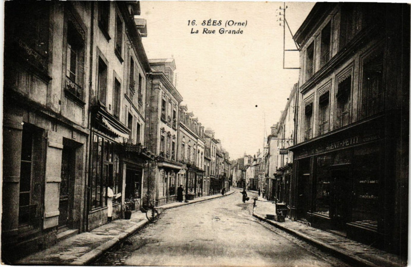 Carte postale ancienne Sées (Orne) - La Rue Grande à Sées