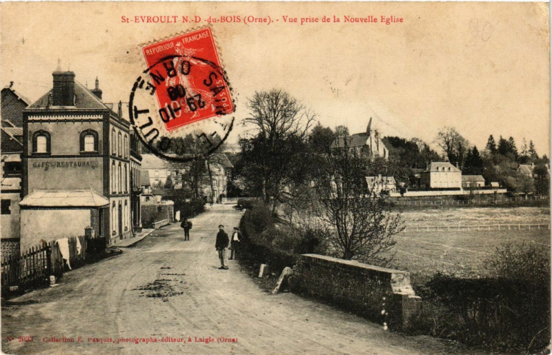 Carte postale ancienne Saint-Evroult N.-D.-de-Bois (Orne) -Vue prise de la Nouvelle Eglise à Ri