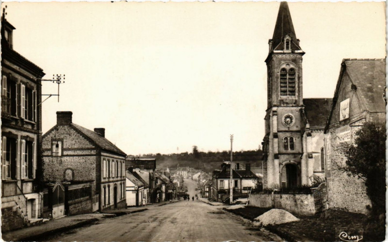 Carte postale ancienne Sainte-Gauburge (Orne) - Le Bourg - Route de Paris à Ri